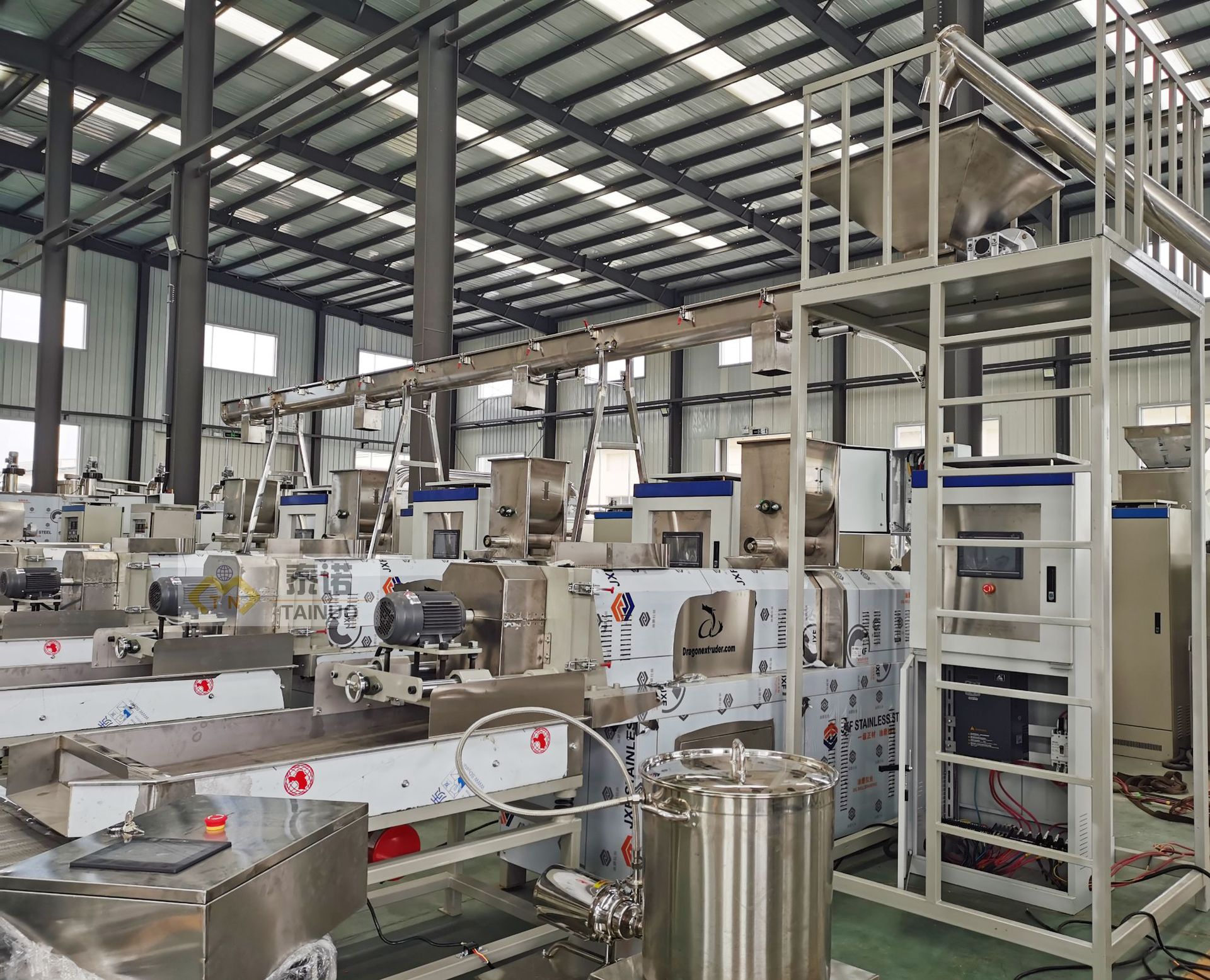 多臺膨化機(jī)分料器實(shí)拍SYY