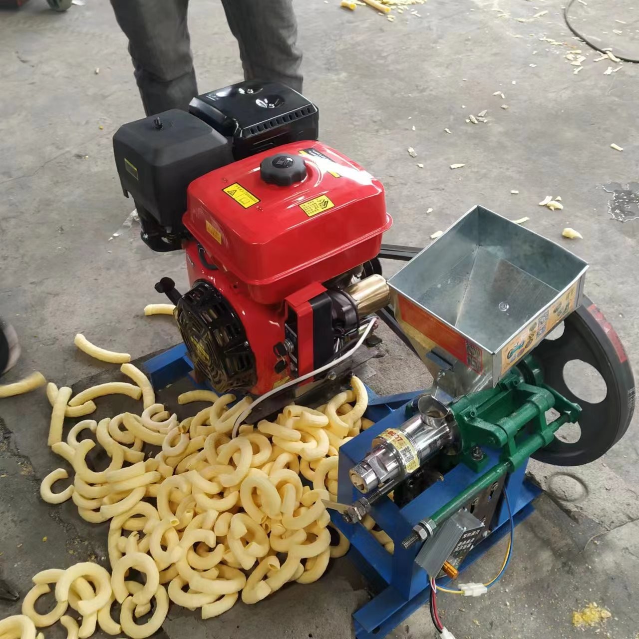 車載康樂(lè)果機(jī) 小型22馬力玉米膨化機(jī) 空心棒食品膨化機(jī)