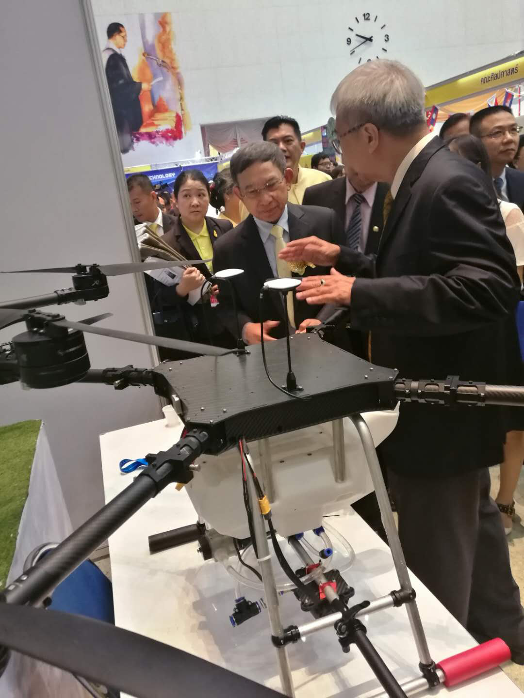 合作企業(yè)總經(jīng)理（sathaporn）與泰國副總理巴威及皇室代