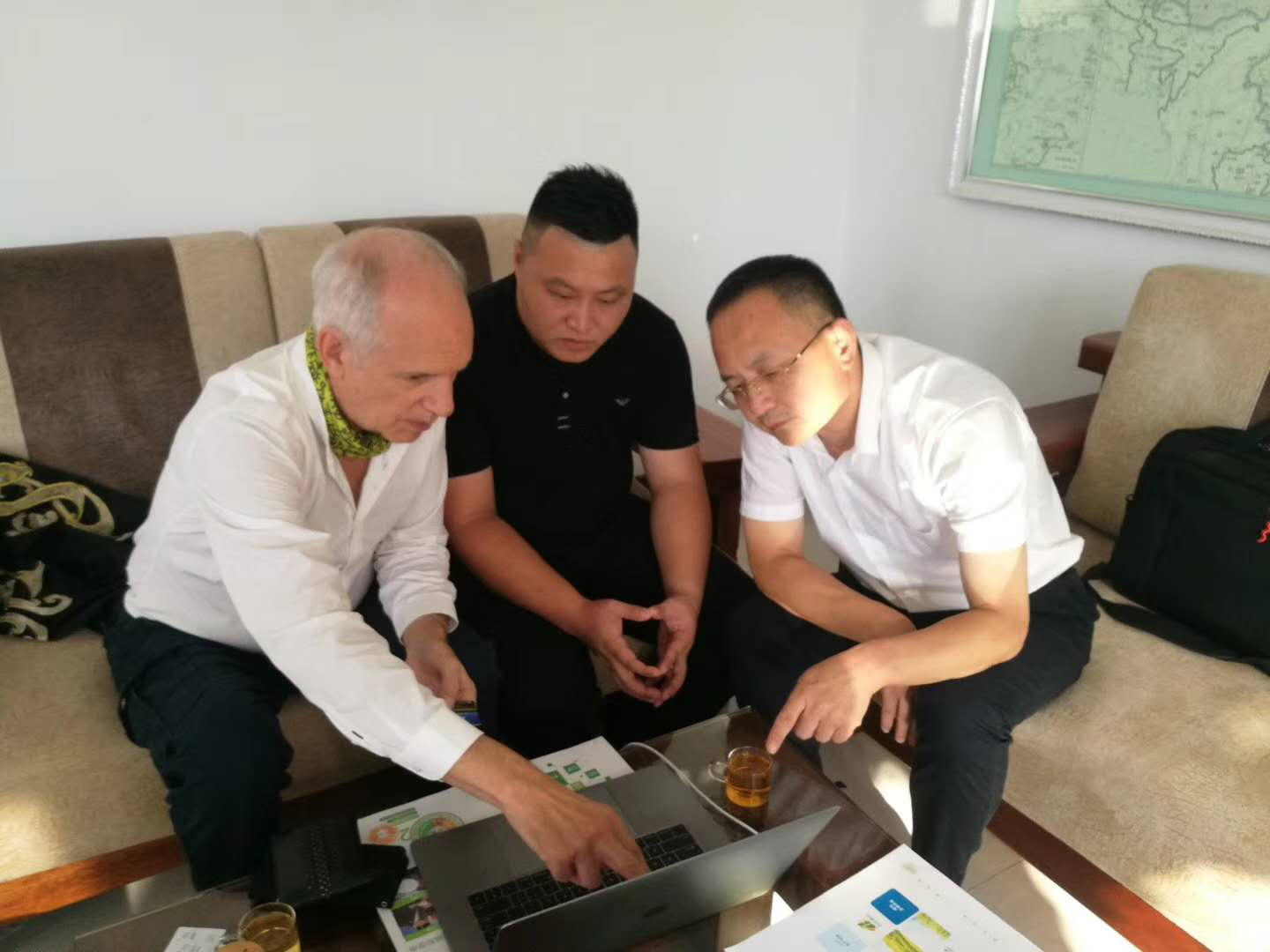 聯(lián)合國成員M2E公司總裁大衛(wèi)與我公司負(fù)責(zé)人洽談非洲項(xiàng)目.pn