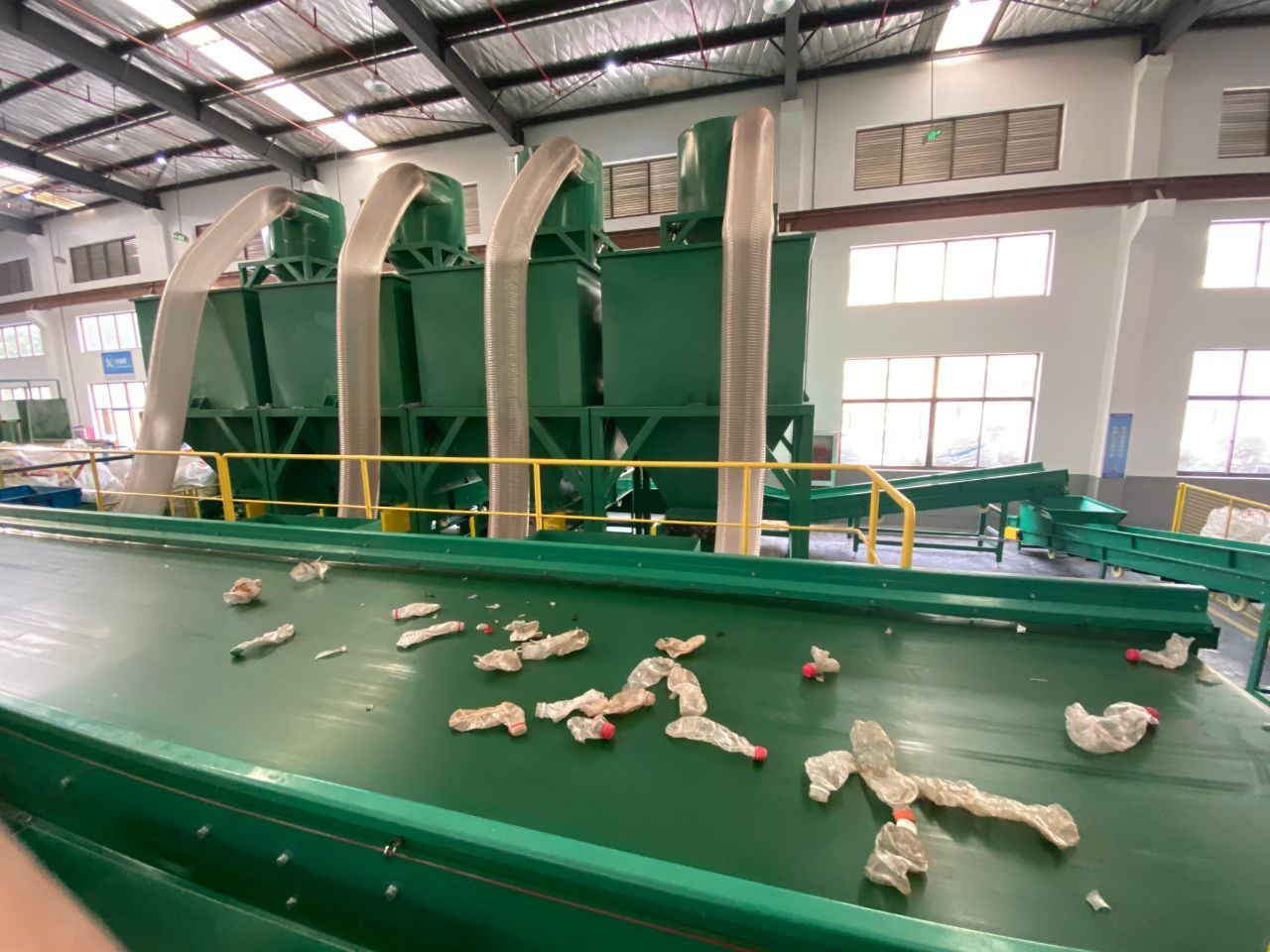 順耐智能分揀垃圾機器人皮帶 塑料瓶分類整理回收線環保輸送帶 斜坡