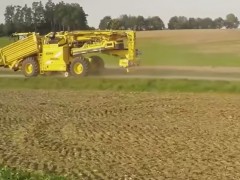 好厲害的農機設備，搞的跟變形金剛一樣，實在佩服